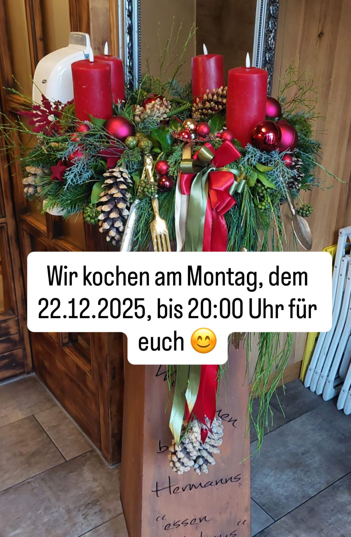 Weihnachtsdekoration mit roten und goldenen Ornamenten, Bändern und Tannenzapfen. Eine Nachricht lautet: Wir kochen am Montag, dem 22.12.2025, bis 20:00 Uhr für euch.