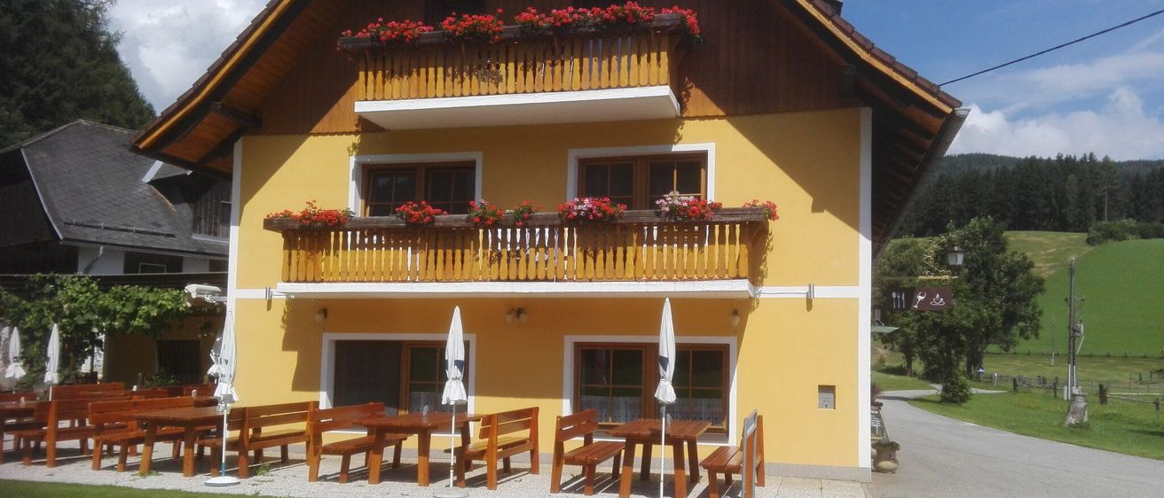 Bild enthält, Building, House, Housing, Villa, Hotel, Resort, Grass, Plant, Chair, Bench