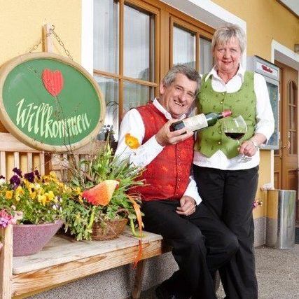 Bild enthält, Potted Plant, Photography, Portrait, Planter, Pottery, Flower, Flower Arrangement, Flower Bouquet, Pants, People