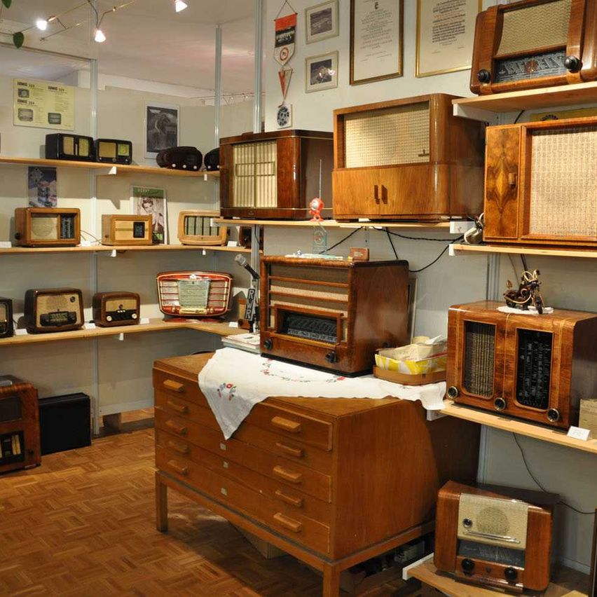 Bild enthält, Appliance, Device, Electrical Device, Microwave, Building, Plant, Wood, Indoors, Interior Design