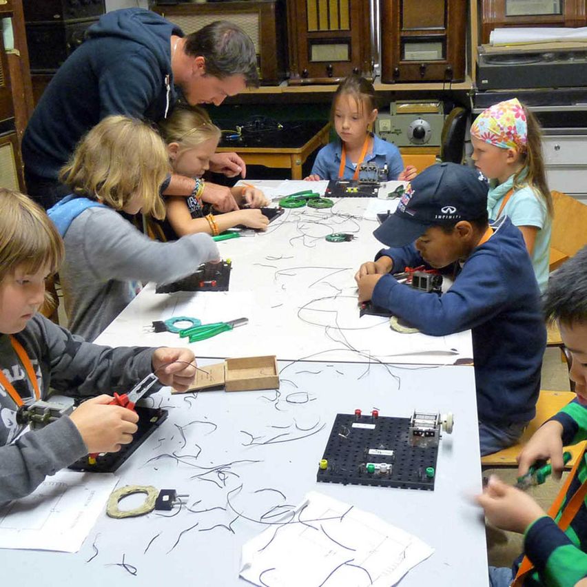 Bild enthält, Boy, Child, Male, Person, Female, Girl, Face, Head, Student