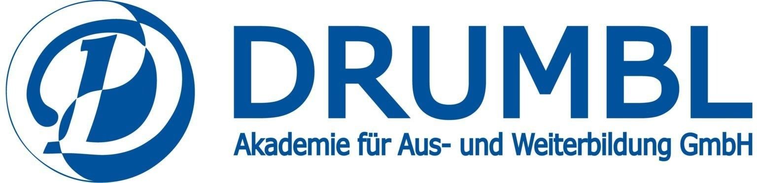 DRUM Logo mit blauen Buchstaben, die DRUM auf weißem Hintergrund buchstabieren, darunter die Worte Akademie für Aus- und Weit in Blau.