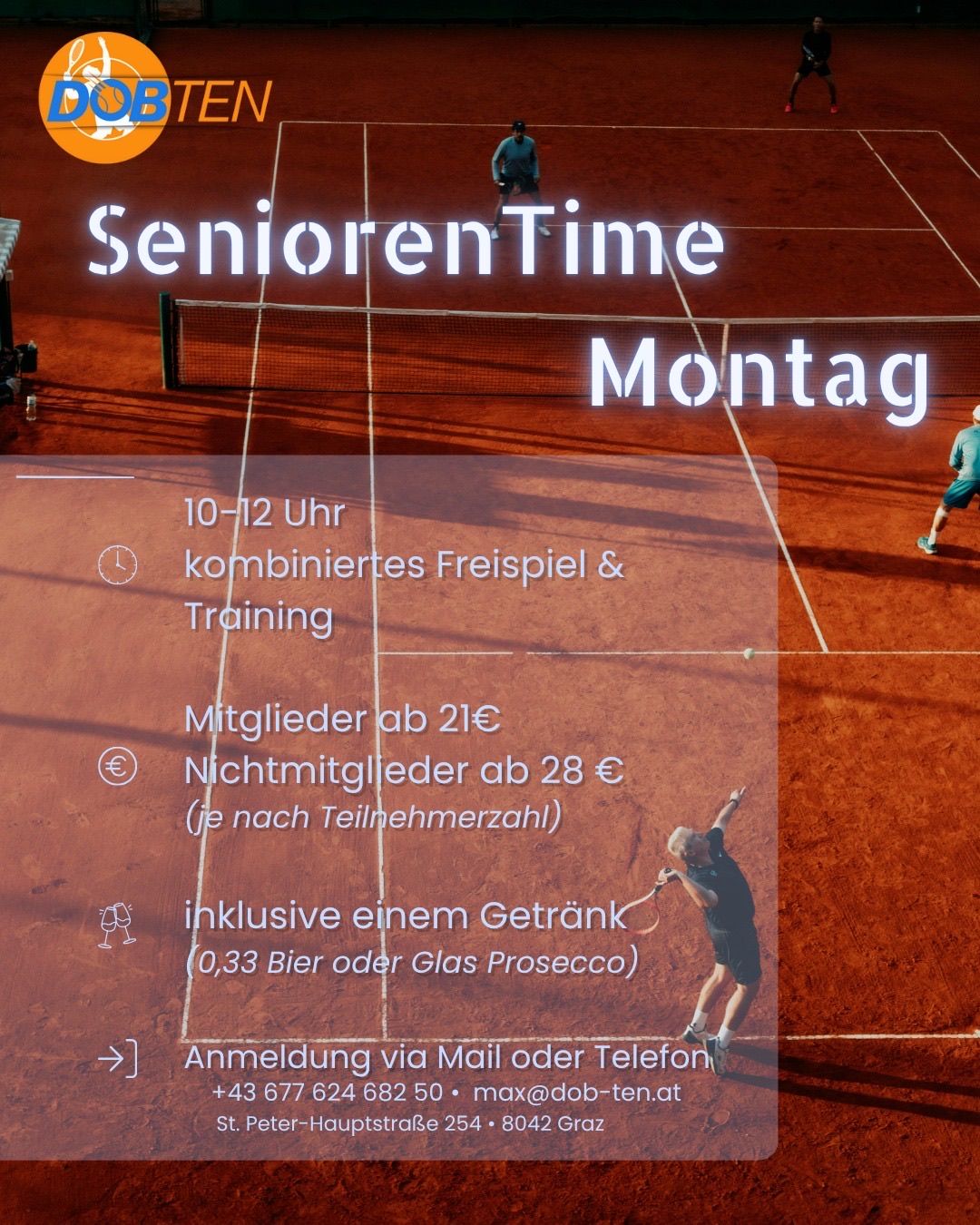 Tennisplatzszene mit Spielern. 'Senioren Time Montag' Text, freies Spiel und Training von 10-12. Mitgliedsgebühr 21€, Nichtmitglied 28€. Bier oder Prosecco inklusive. Anmeldung per Mail oder Telefon.