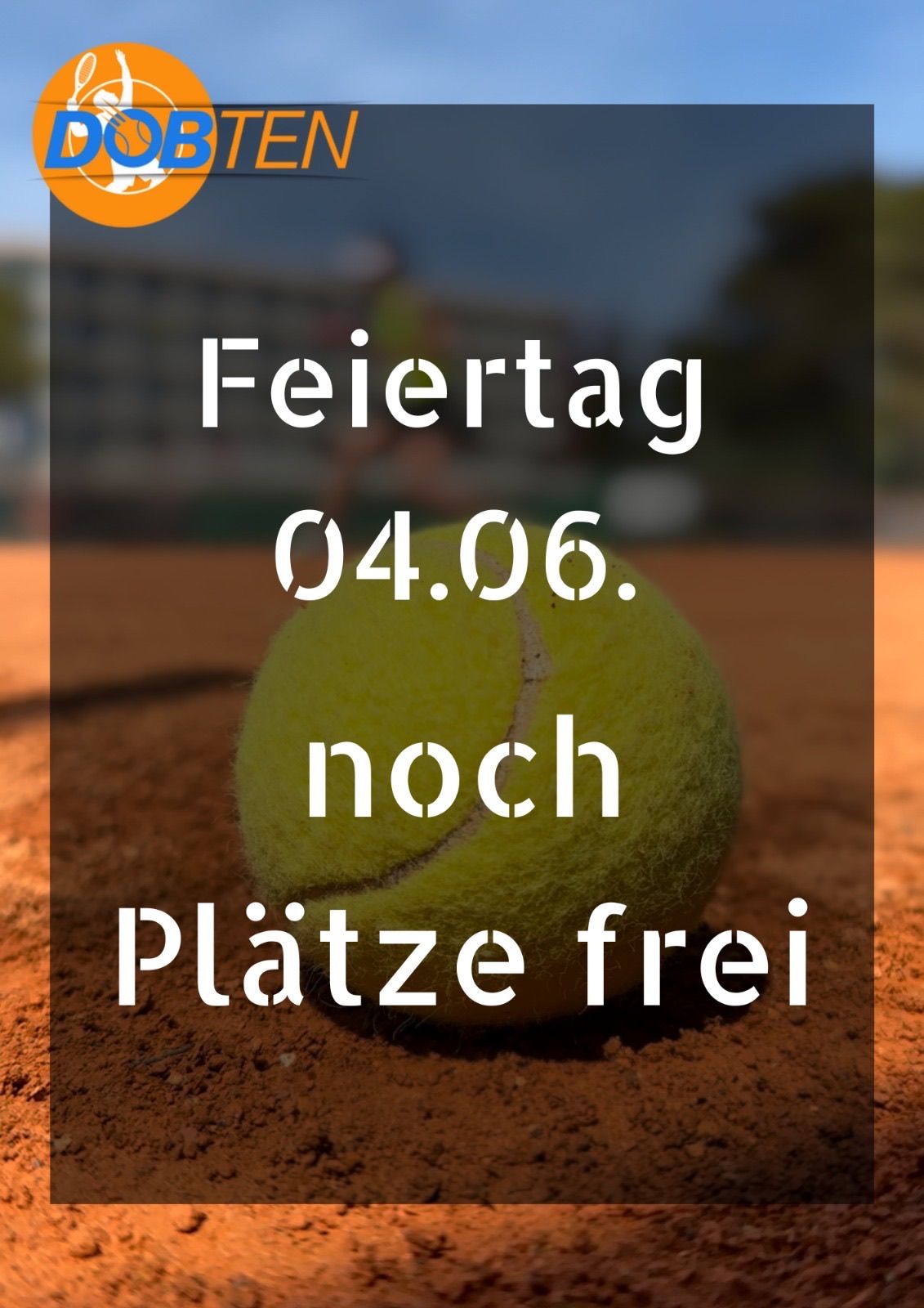 Ein Tennisball auf einem Platz mit dem Text 'Feiertag 04.06. Noch Plätze frei' in Deutsch.