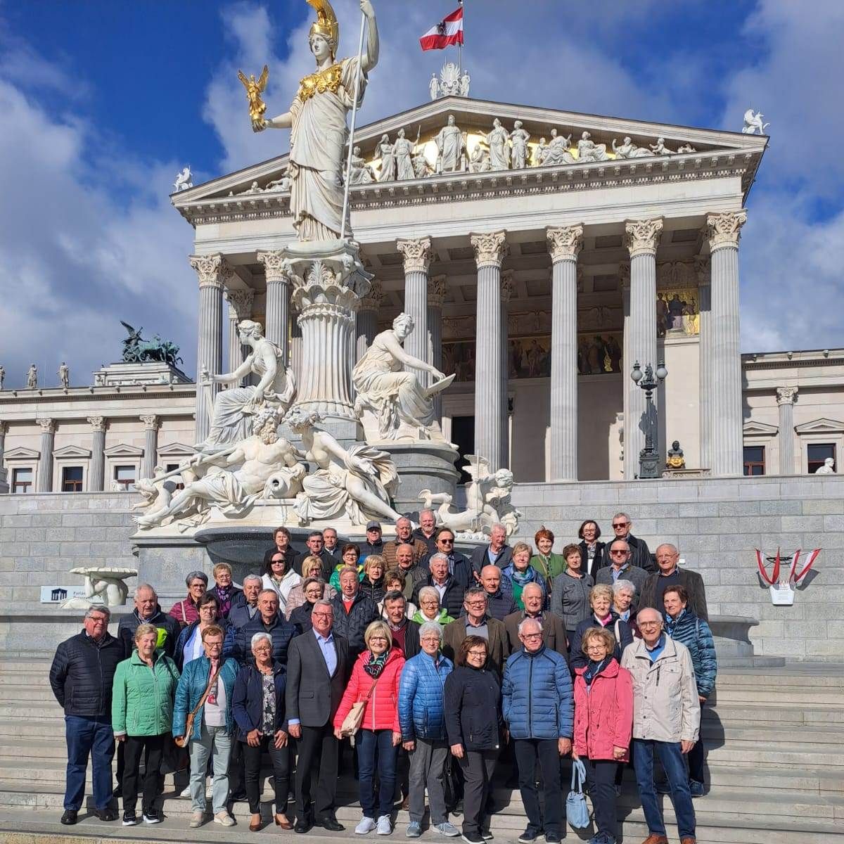 Bild enthält, Handbag, Person, People, Adult, Bride, Female, Woman, Jeans, Coat, Jacket
