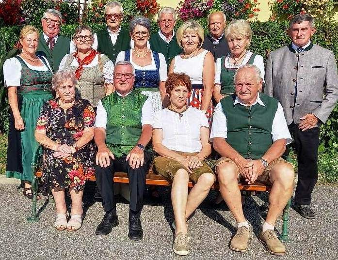 Bild enthält, People, Person, Bench, Furniture, Groupshot, Adult, Male, Man, Shorts, Scarf