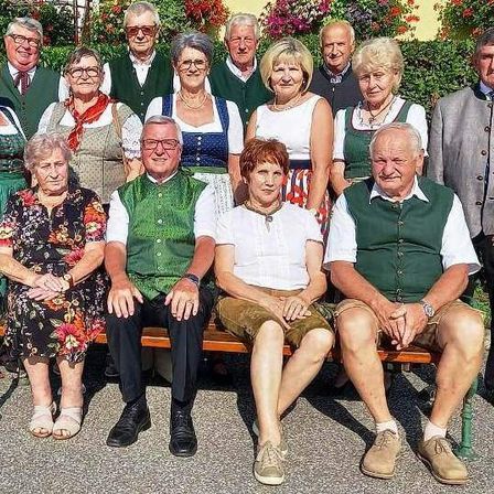 Bild enthält, People, Person, Bench, Furniture, Groupshot, Adult, Male, Man, Shorts, Scarf