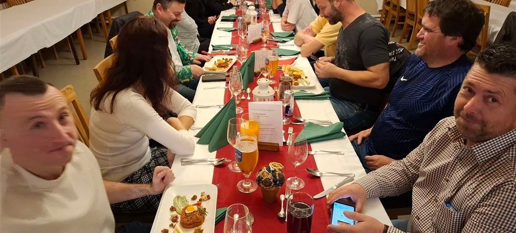 Bild enthält, Adult, Female, Person, Woman, Brunch, People, Male, Man, Restaurant, Face