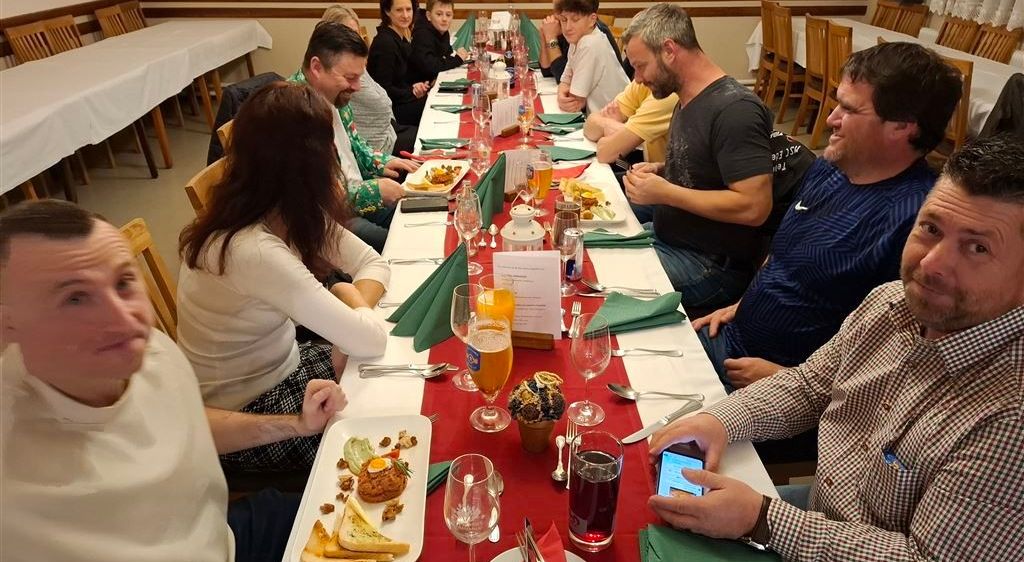 Bild enthält, Adult, Female, Person, Woman, Brunch, People, Male, Man, Restaurant, Face