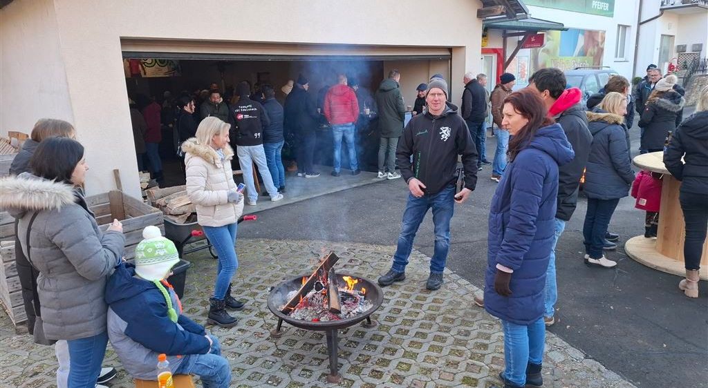 Bild enthält, Jeans, Jacket, Person, People, Adult, Female, Woman, Boy, Child, Male