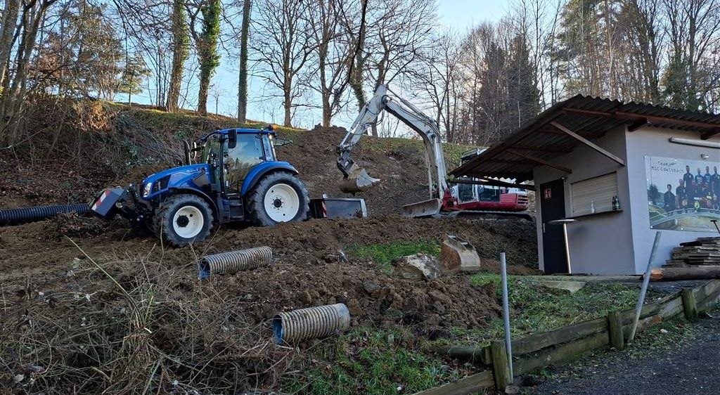 Bild enthält, Machine, Wheel, Outdoors, Nature, Bulldozer