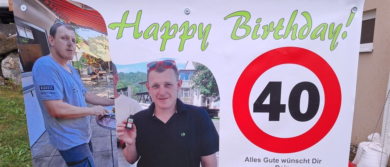 Bild enthält, Advertisement, T-Shirt, Poster, Adult, Male, Man, Person, Text, Face, Symbol