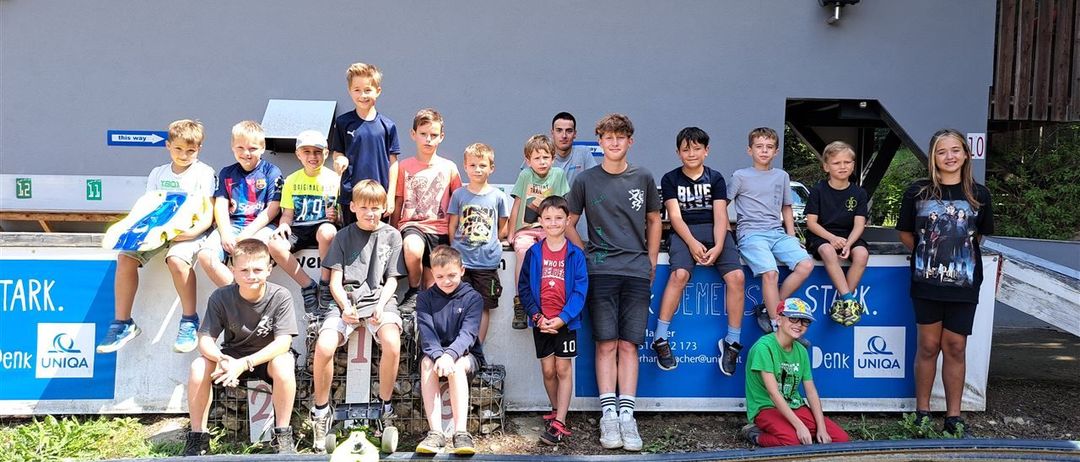 Bild enthält, Shorts, People, Person, Shelter, T-Shirt, Portrait, Pants, Shoe, Boy, Child