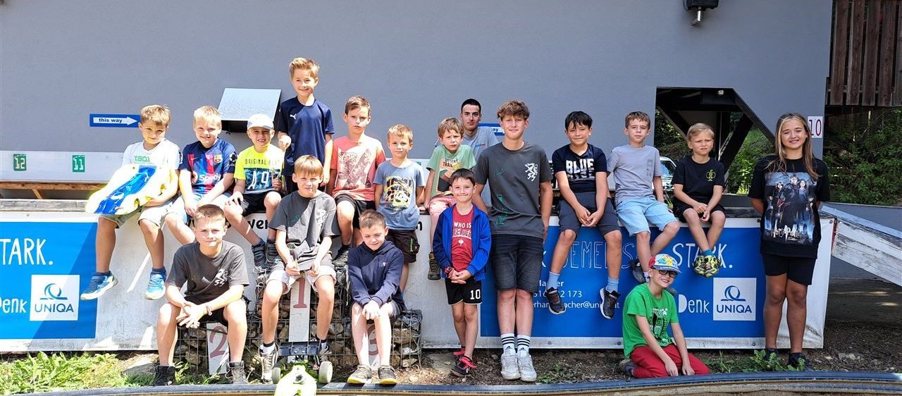 Bild enthält, Shorts, People, Person, Shelter, T-Shirt, Portrait, Pants, Shoe, Boy, Child