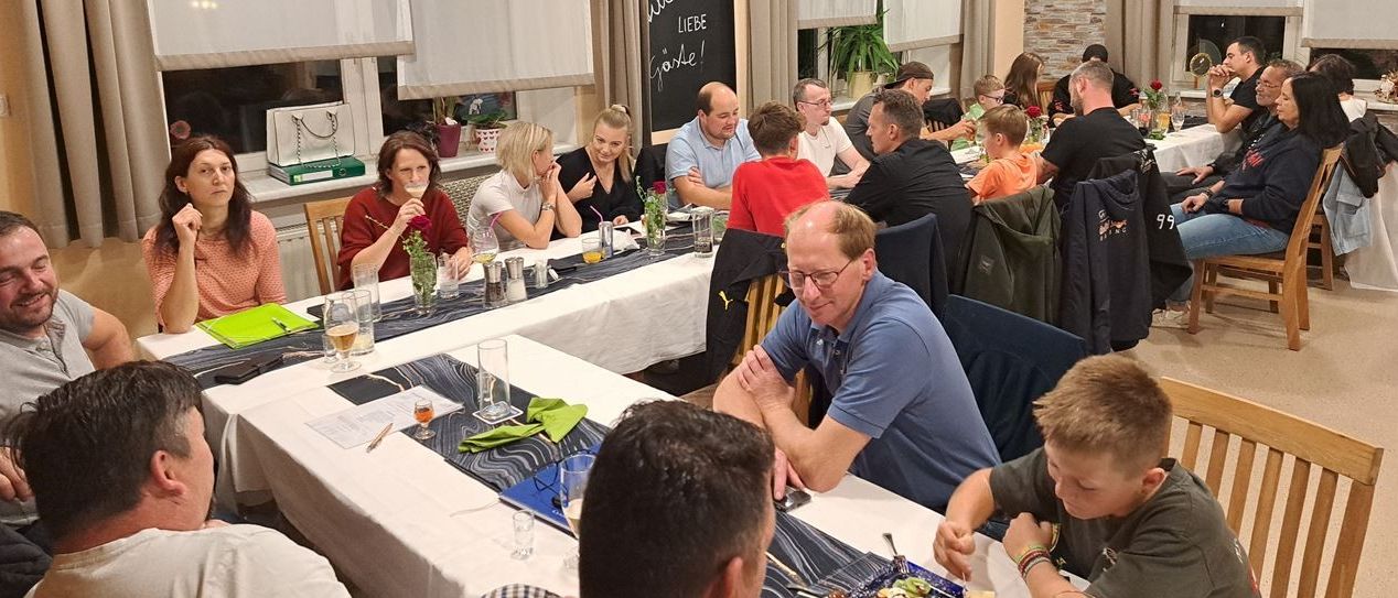 Bild enthält, People, Person, Cafeteria, Indoors, Restaurant, Adult, Male, Man, Female, Woman