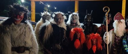 Bild enthält, Adult, Female, Person, Woman, Festival, Christmas, Face, Head, Monkey, Santa Claus