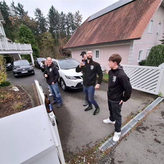 Bild enthält, Outdoors, Boy, Male, Person, Teen, Adult, Man, Wheel, Car, Nature