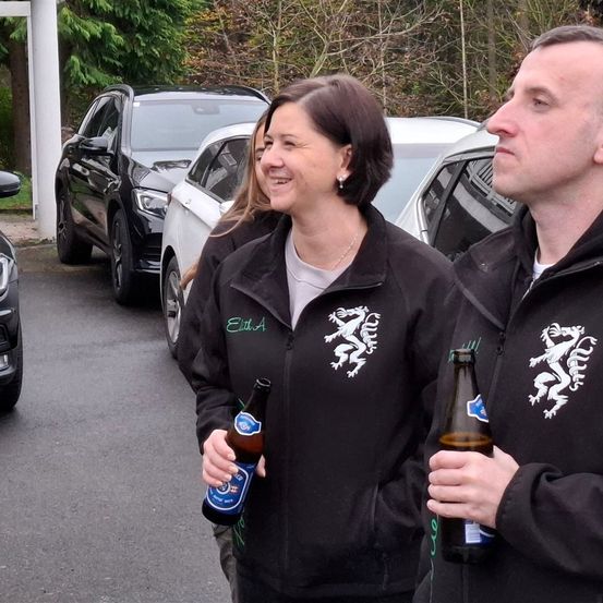 Bild enthält, Adult, Female, Person, Woman, Beer, Wheel, Car, Male, Man, Face