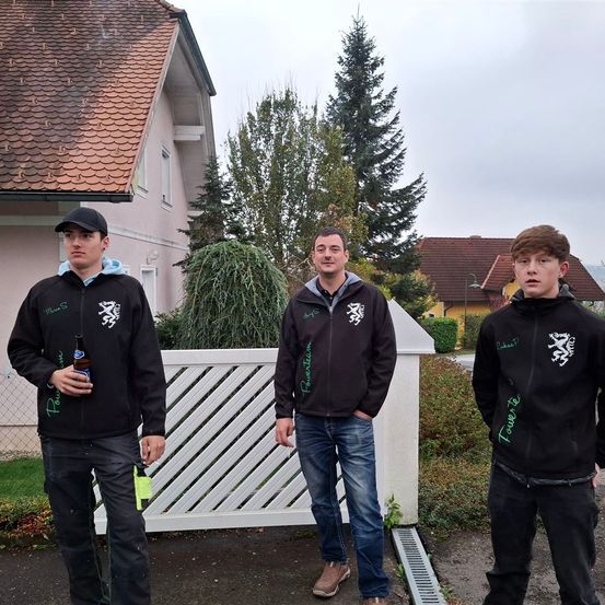 Bild enthält, Shelter, Pants, Boy, Male, Person, Teen, Adult, Man, Hoodie, Yard