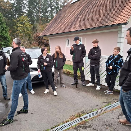 Bild enthält, Jeans, Shoe, People, Person, Adult, Male, Man, Boy, Teen, Jacket