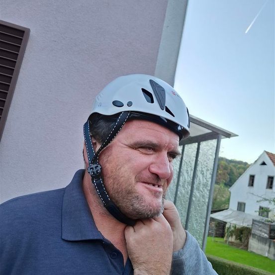 Bild enthält, Helmet, Hardhat, Person, Photography, Portrait, Shelter, Adult, Male, Man, Finger