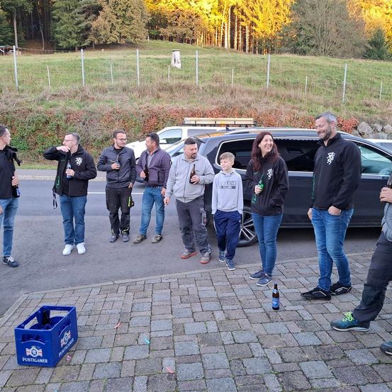 Bild enthält, People, Person, Jeans, Pants, Adult, Male, Man, Shoe, Coat, Jacket