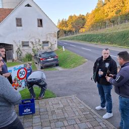 Bild enthält, Adult, Male, Man, Person, Car, Jeans, Face, Wheel, Glasses, Outdoors