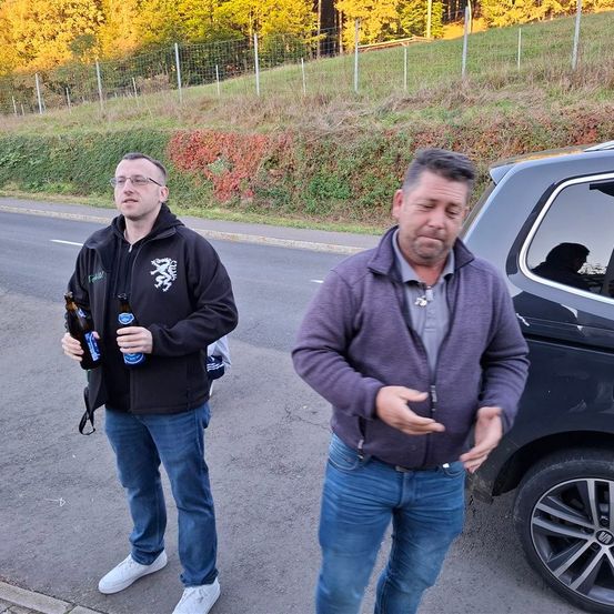 Bild enthält, Clothing, Jeans, Pants, Adult, Male, Man, Person, Jacket, Wheel, Face