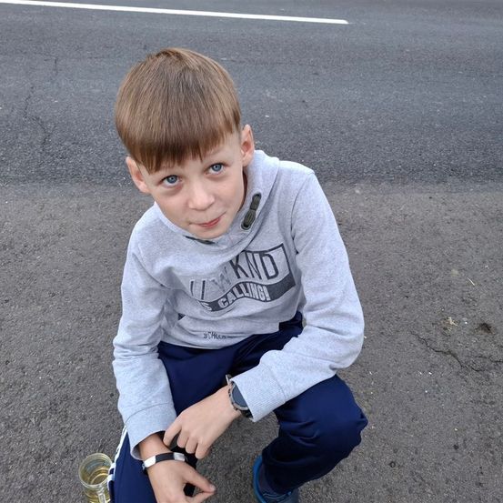 Bild enthält, Face, Head, Person, Photography, Portrait, Boy, Child, Male, Road, Pants