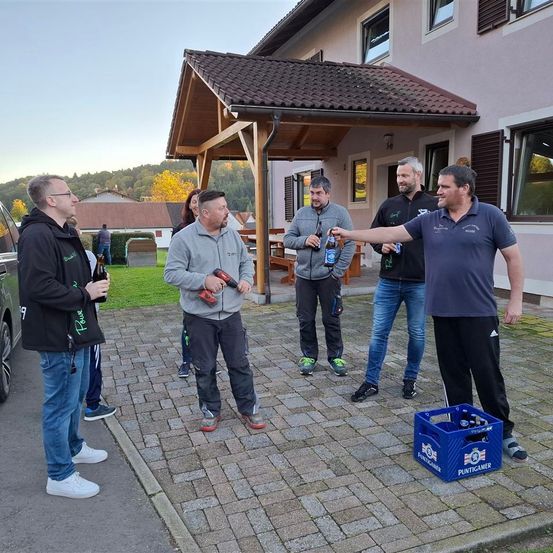 Bild enthält, People, Person, Adult, Male, Man, Jeans, Shoe, Boy, Teen, Coat