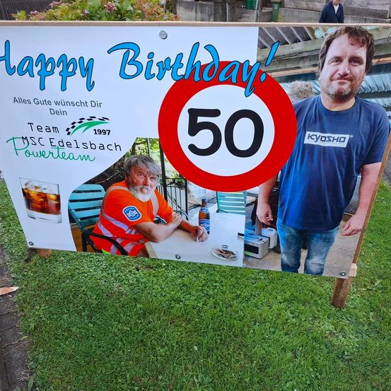Bild enthält, T-Shirt, Advertisement, Grass, Person, Photography, Portrait, Adult, Male, Man, Park