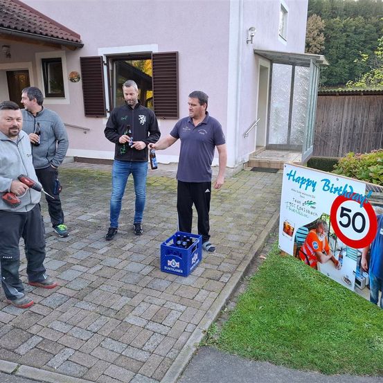 Bild enthält, Advertisement, Poster, Jeans, Pants, Adult, Male, Man, Person, Shoe, Outdoors