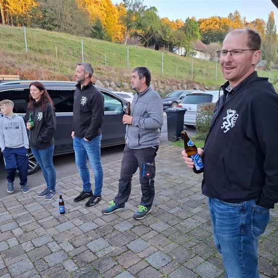 Bild enthält, Pants, People, Person, Jeans, Adult, Male, Man, Jacket, Shoe, Outdoors