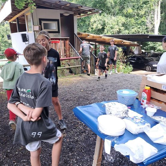 Bild enthält, Outdoors, Shelter, Shorts, Boy, Child, Male, Person, People, Shoe, T-Shirt