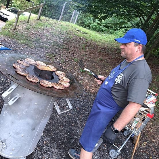 Bild enthält, Bbq, Cooking, Grilling, Adult, Male, Man, Person, Clothing, Glove, Car