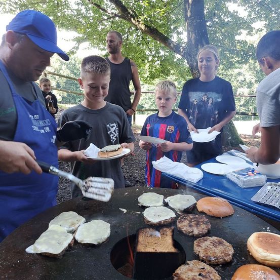 Bild enthält, People, Person, Adult, Male, Man, Boy, Child, Teen, Glove, Shovel