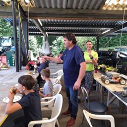 Bild enthält, Adult, Male, Man, Person, Portrait, Urban, Car, Wheel, Shelter, Jeans