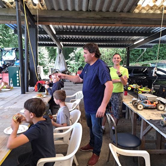 Bild enthält, Adult, Male, Man, Person, Portrait, Urban, Car, Wheel, Shelter, Jeans