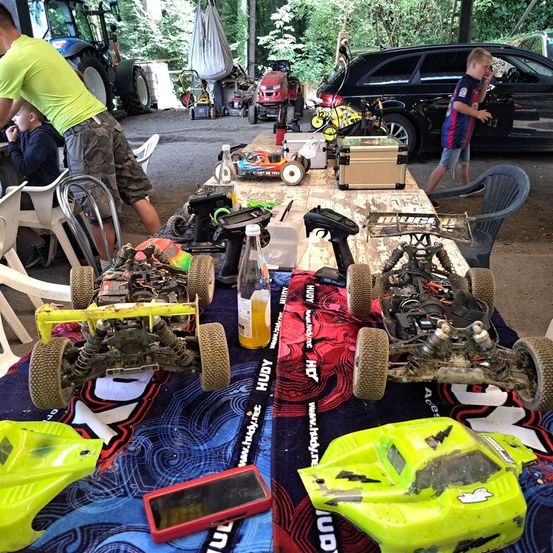Bild enthält, Person, Adult, Male, Man, Grass, Plant, Car, Vehicle, Urban, Wheel