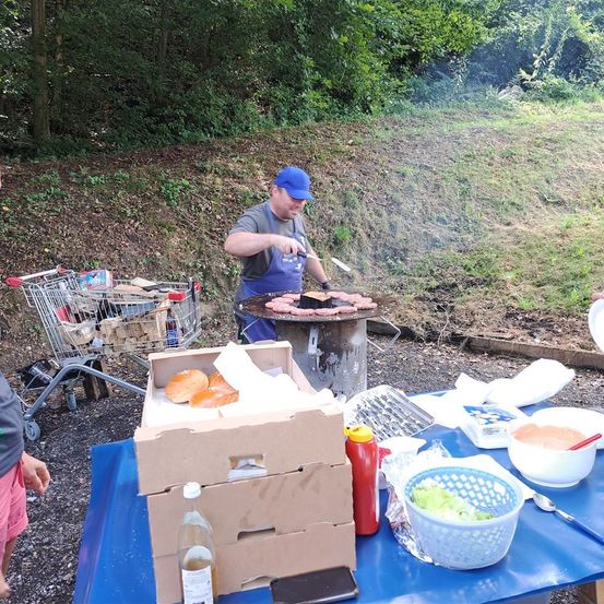 Bild enthält, Person, Adult, Female, Woman, Bbq, Cooking, Grilling, Mobile Phone, Shorts, Face