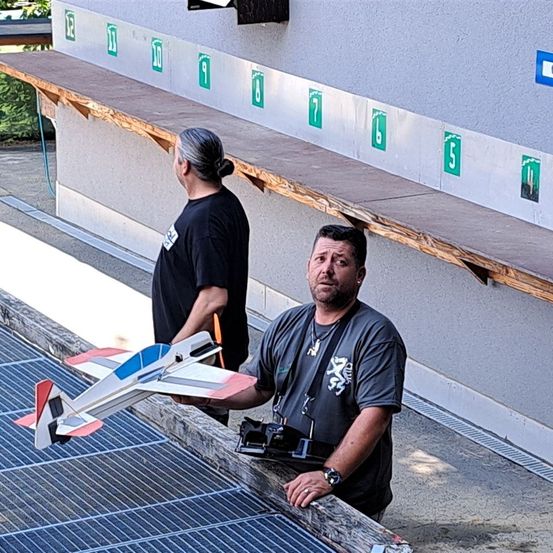 Bild enthält, Adult, Male, Man, Person, Aircraft, Airplane, Transportation, Vehicle