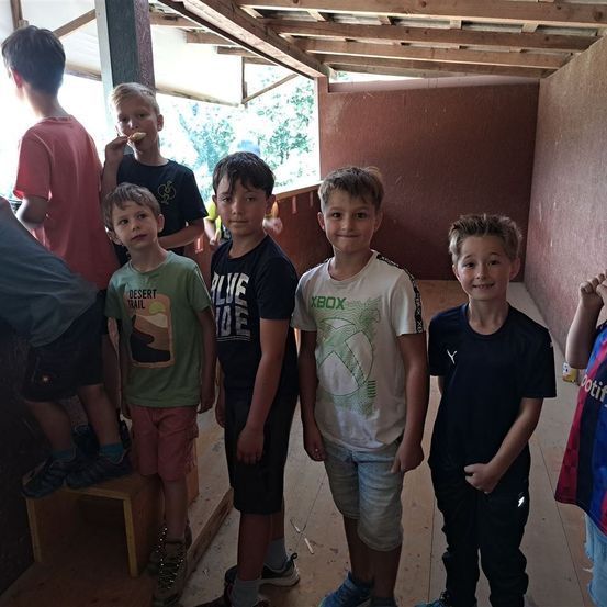 Bild enthält, T-Shirt, Pants, People, Person, Shorts, Boy, Child, Male, Portrait, Jeans