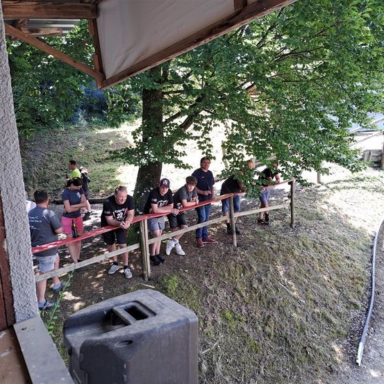 Bild enthält, Outdoors, Shelter, Backyard, Nature, Yard, Tree, Vegetation, Porch, Person, Grass