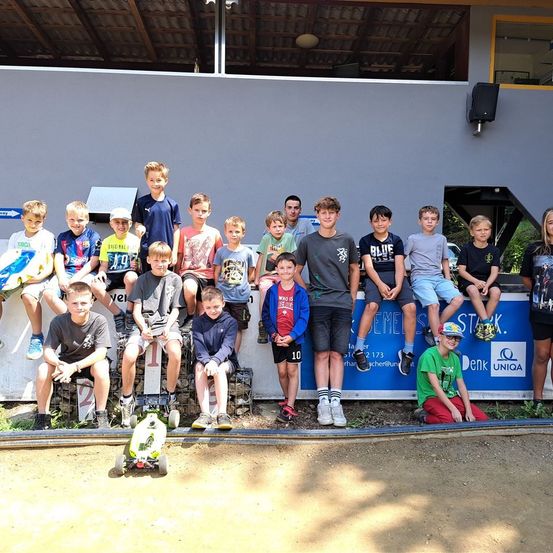 Bild enthält, Shorts, People, Person, Shelter, T-Shirt, Portrait, Pants, Shoe, Boy, Child