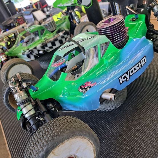 Bild enthält, Grass, Plant, Lawn, Machine, Wheel, Buggy, Vehicle, Car, Tire, Toy