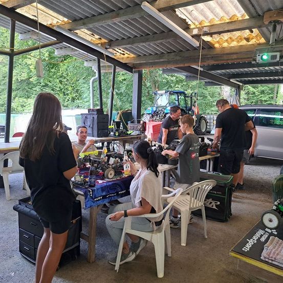 Bild enthält, Adult, Female, Person, Woman, Boy, Male, Teen, Man, Chair, Urban