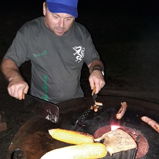 Bild enthält, Cap, Baseball Cap, Bbq, Cooking, Grilling, Adult, Male, Man, Person, Portrait