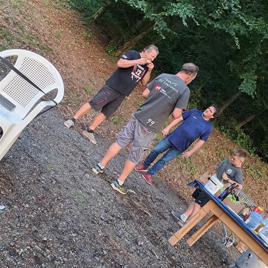 Bild enthält, Person, People, Adult, Male, Man, Boy, Child, Camera, Electronics, Outdoors