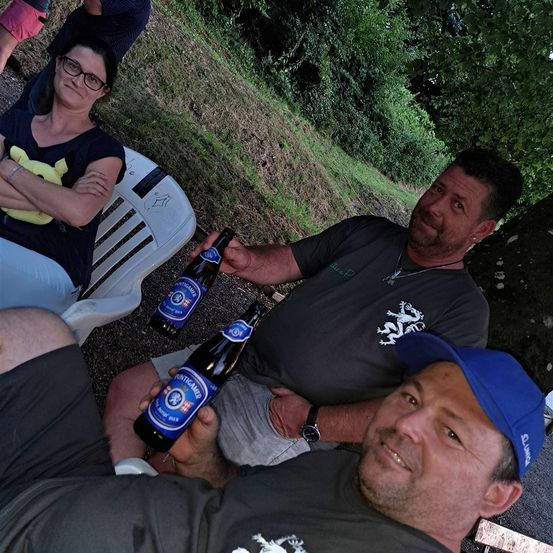 Bild enthält, Person, Photography, Portrait, Beer, Grass, Park, Vegetation, Adult, Female, Woman