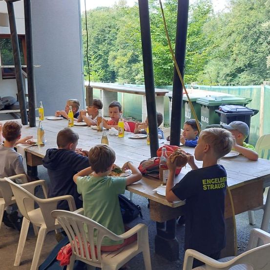 Bild enthält, Indoors, Restaurant, Cafeteria, People, Person, Boy, Child, Male, Handbag, Dining Table